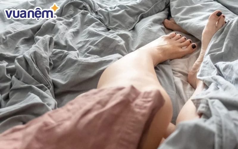 Thò chân ra khỏi chăn giúp bạn có thể ngủ tốt nhất