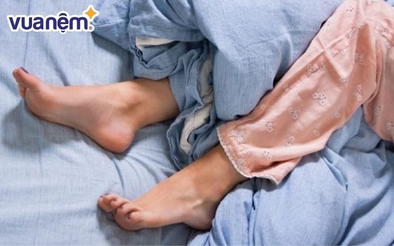 Gác chân lên chăn dễ ngủ hơn