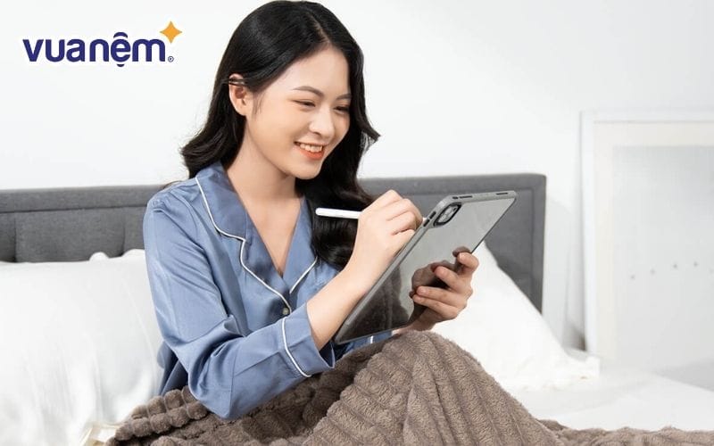 Thói quen xấu trước khi ngủ khiến việc trì hoãn giấc ngủ nghiêm trọng hơn