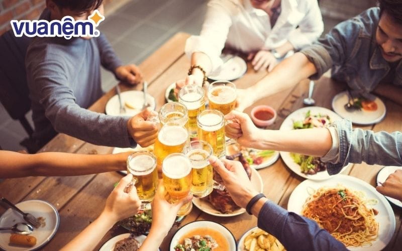 Tiệc tùng cuối năm và áp lực chi tiêu khiến mọi người mệt mỏi