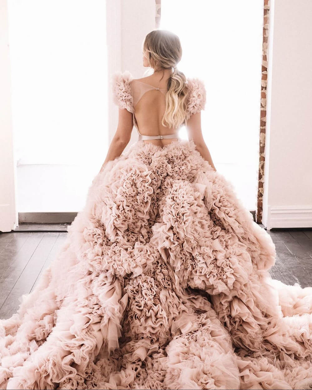 Váy cưới xòe trễ vai màu hồng đính nơ lớn sau lưng đẹp mê ly