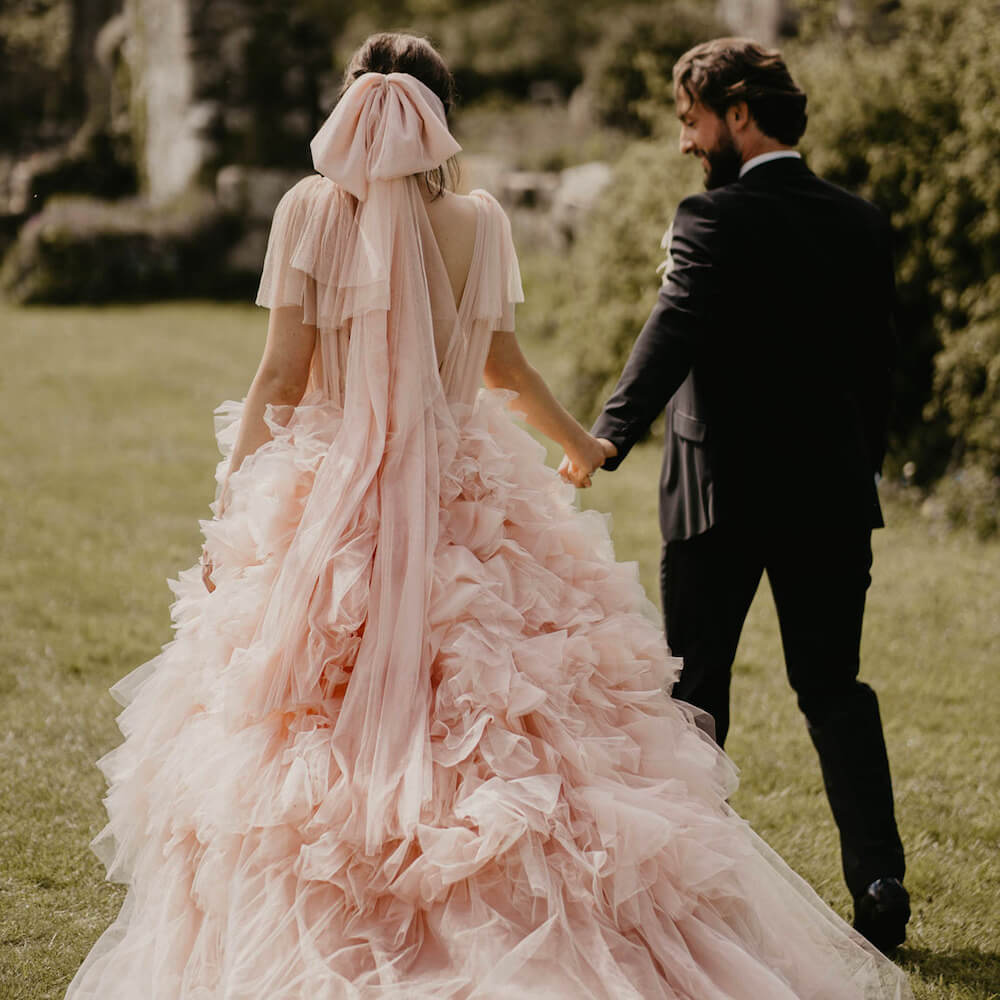 Cô dâu trong bộ váy cưới màu hồng như bước ra từ trong chuyện cổ tích