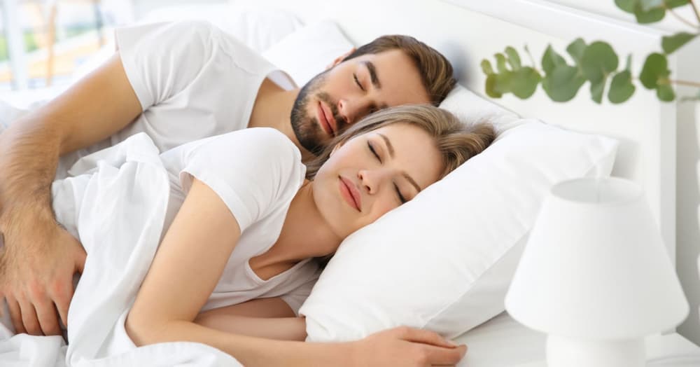 Vợ chồng nên ngủ chung hay ngủ riêng?