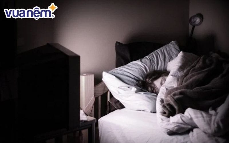 Bật TV khi ngủ có hại không - Ánh sáng từ TV sẽ khiến bạn ngủ không sâu giấc