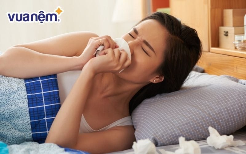 Có nhiều nguyên nhân dẫn đến tình trạng hắt hơi vào ban đêm