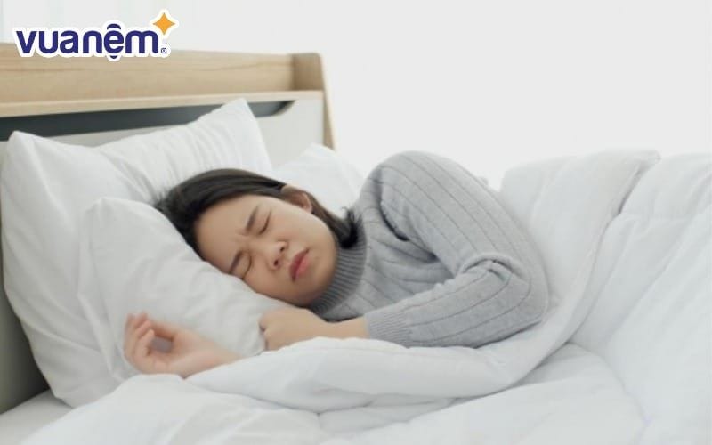 Cơn co giật trong giấc ngủ là một cơn co thắt cơ bắp vô thức