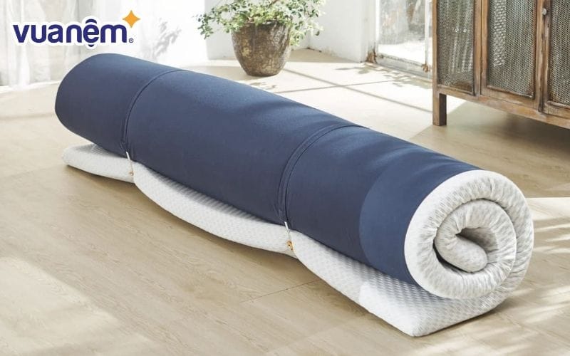 Cuộn tròn topper là cách bảo quản topper nệm mà nhiều người áp dụng hiện nay