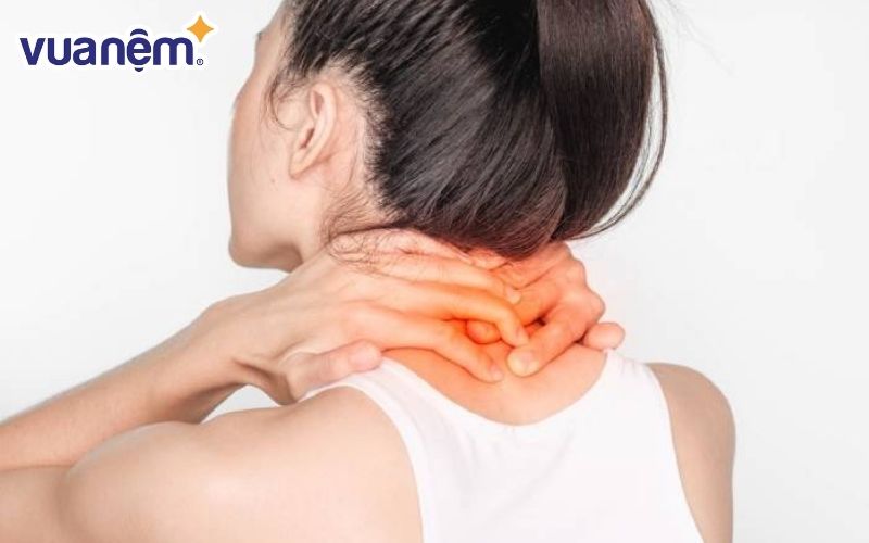 Ngủ trên ghế dài hoặc ghế sofa thường khiến cột sống không được nâng đỡ đúng cách