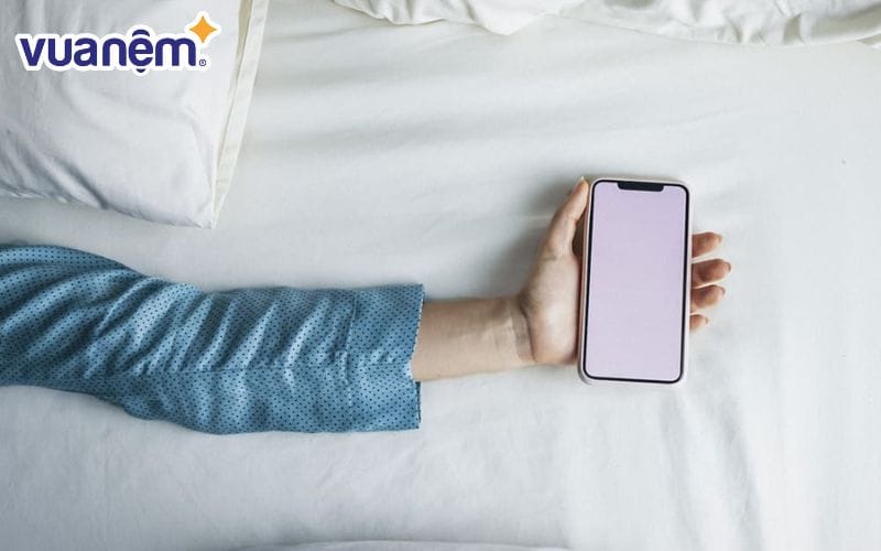 Nên tắt điện thoại và đặt xa tầm tay khi chuẩn bị đi vào giấc ngủ