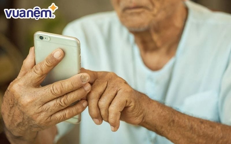 Người trên 60 tuổi nên hạn chế sử dụng các thiết bị điện tử trước khi ngủ