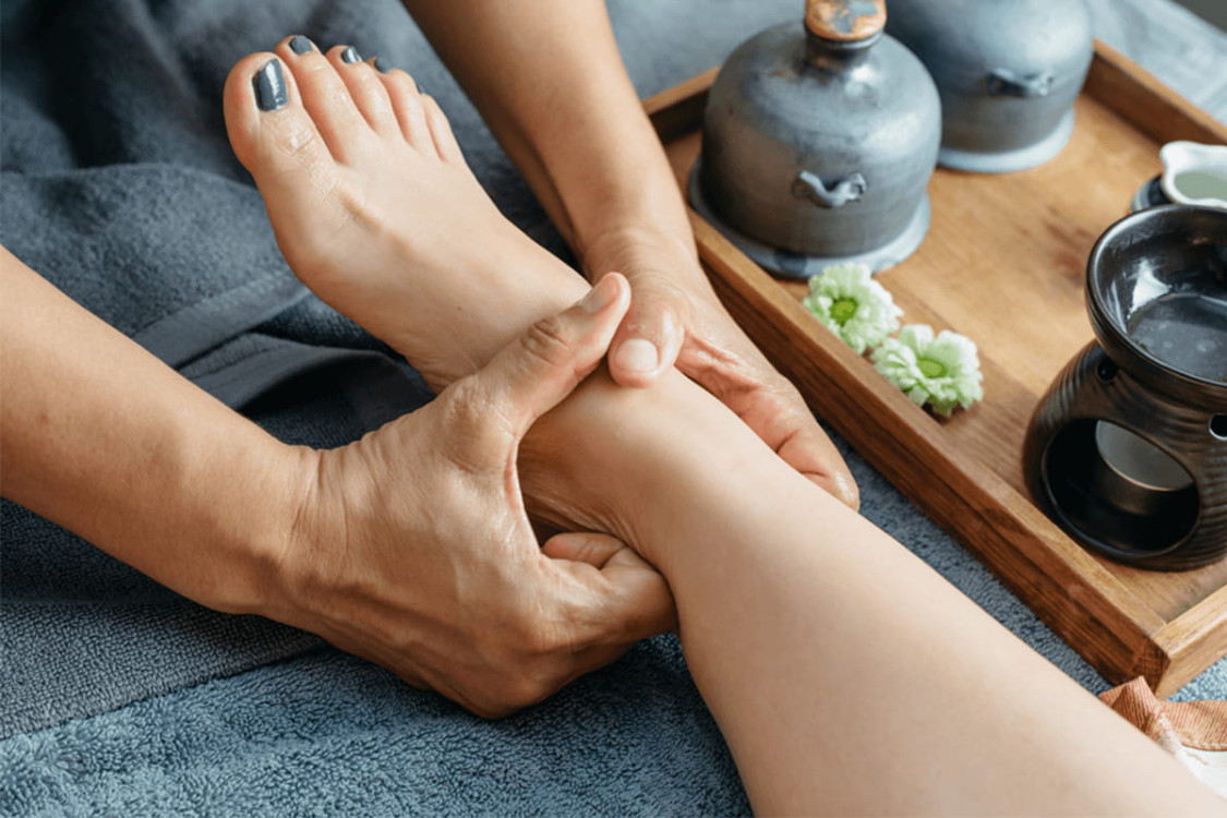 Massage vùng chân 