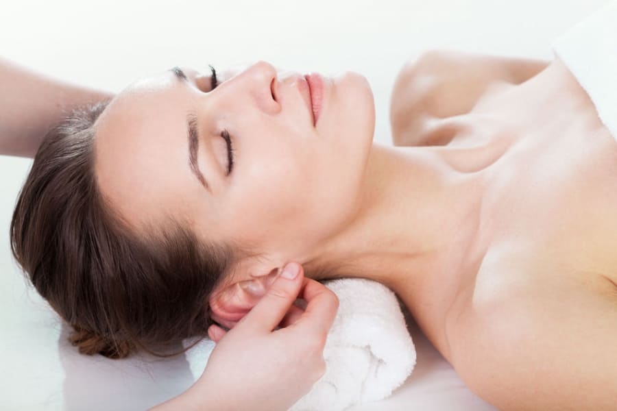 Massage vùng dái tai 