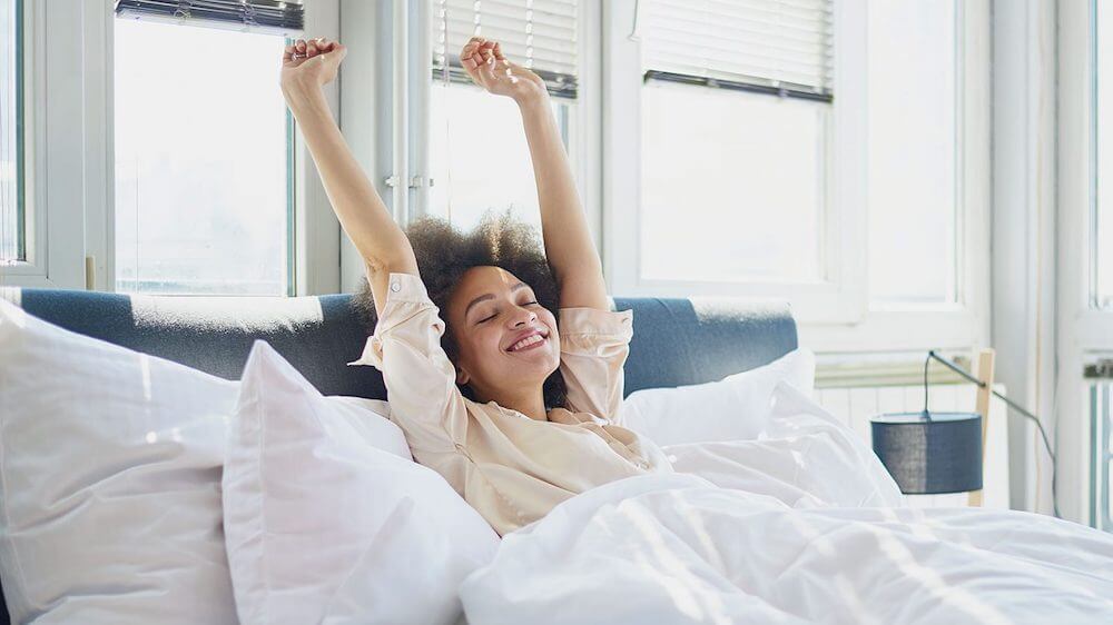 Thức dậy đúng giờ là một trong 48 mẹo vặt cho giấc ngủ ngon