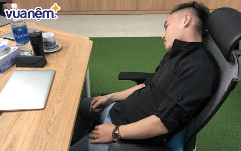 Việc ngủ trên ghế rất dễ bị sai tư thế