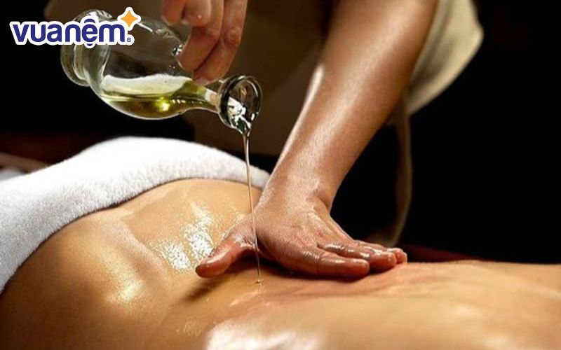 Dầu mát xa hoặc sữa dưỡng thể đều được hết.