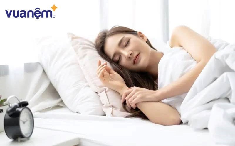Ngủ đúng tư thế để tránh bị tình trạng đang ngủ bị giật mình