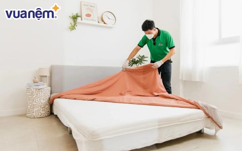 Trước khi tiến hành vệ sinh, bạn cần tháo bọc nệm
