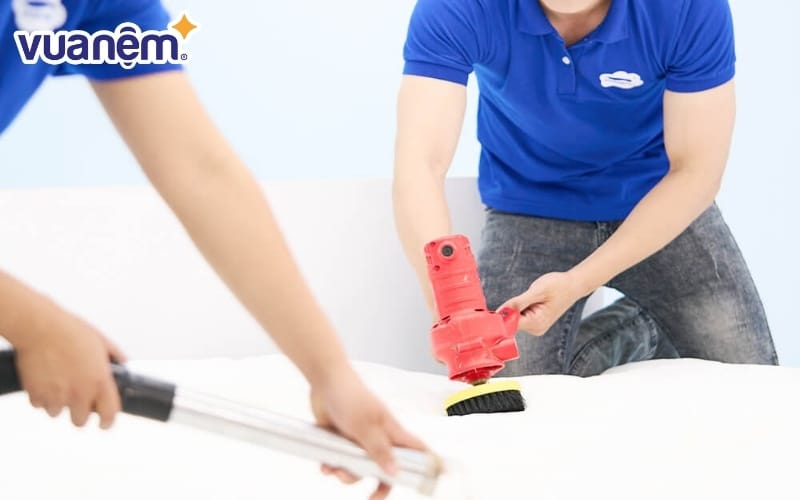Hướng dẫn xử lý vết bẩn dính trên nệm