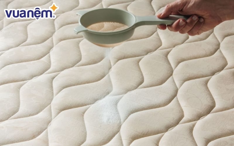 Bạn nên rắc baking soda lên nệm để khử mùi