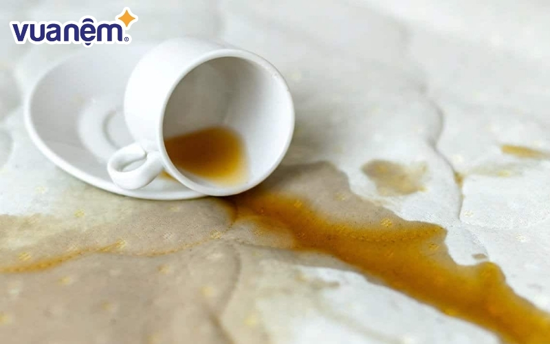 Đổ nước ra nệm cũng là một trong những lý do phổ biến khiến nệm bị bẩn