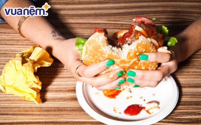 Ánh sáng TV khiến nhịp sinh học bị phá vỡ khiến bạn có cảm giác thèm ăn