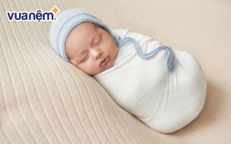 Thời gian ngủ của trẻ sơ sinh dưới 1 tháng tuổi cần đảm bảo từ 14 - 17 giờ mỗi ngày