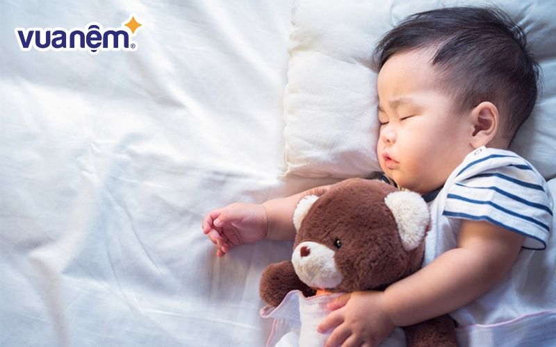 Thời gian ngủ của trẻ theo độ tuổi từ 6 - 12 tháng từ 12 - 15 giờ mỗi ngày