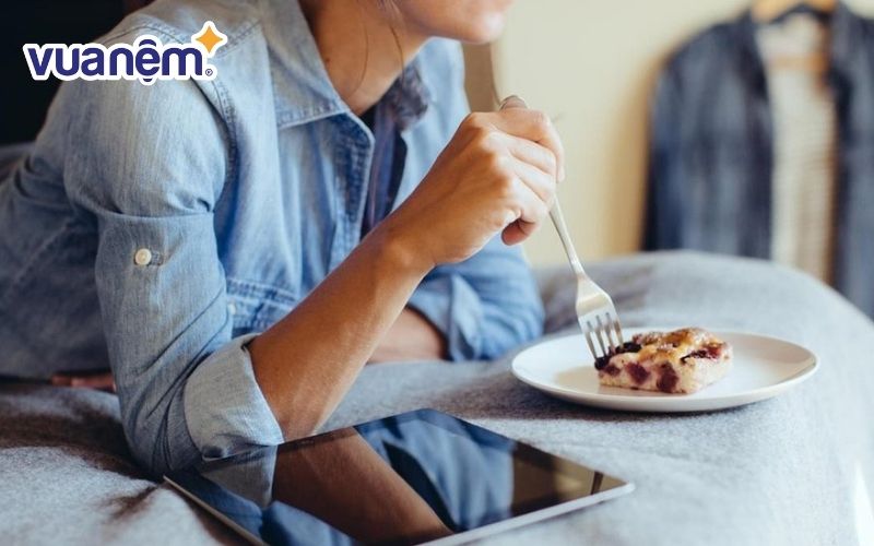 Tiêu thụ đồ ngọt trước khi ngủ có thể làm gián đoạn giấc ngủ