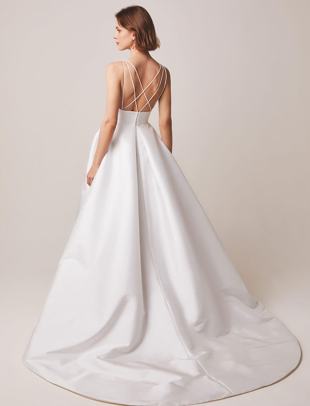 Chất liệu lụa được nhiều nhà thiết kế lựa chọn làm váy cưới cho cô dâu 