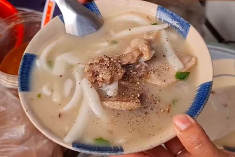 Bánh canh bột xắt thịt vịt đặc sệt, béo ngậy