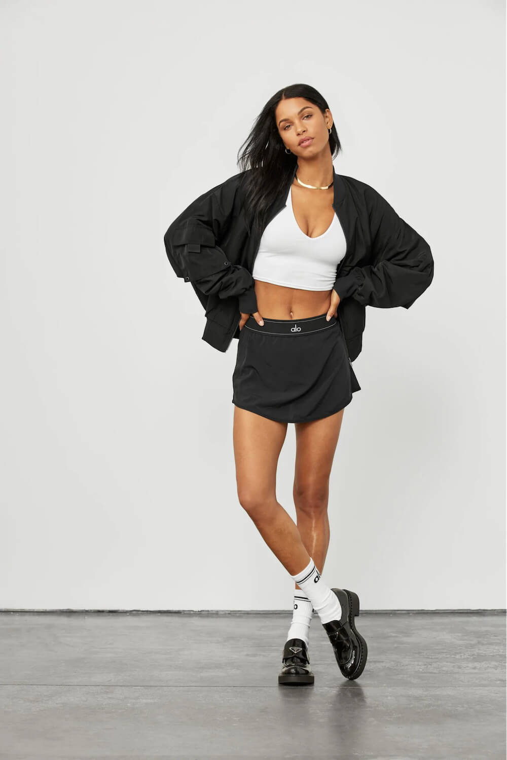 Chân váy tennis mặc cùng áo bomber jacket