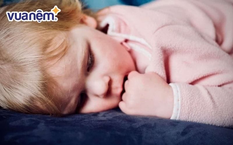 Chép miệng khi ngủ là hiện tượng sinh lý bình thường ở trẻ