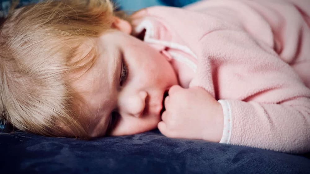 thói quen chép miệng khi ngủ ở trẻ là gì 