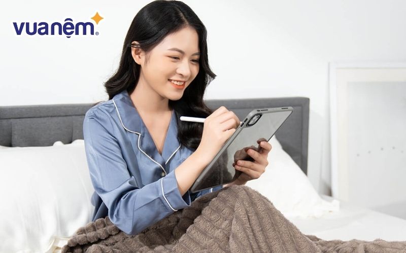 Hạn chế dùng các thiết bị điện tử trước khi đi ngủ