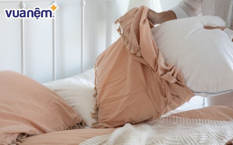 Hãy thường xuyên tháo ga trải giường, vỏ gối vào ban ngày