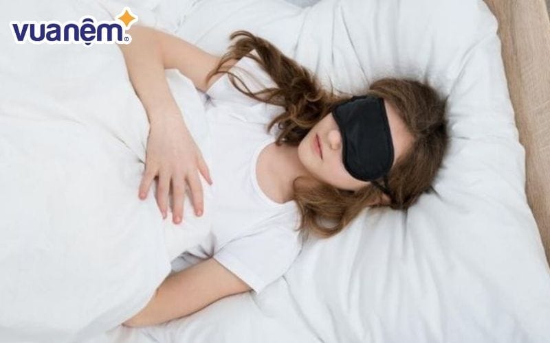 Sử dụng bịt mắt để cản sáng và ngủ ngon hơn