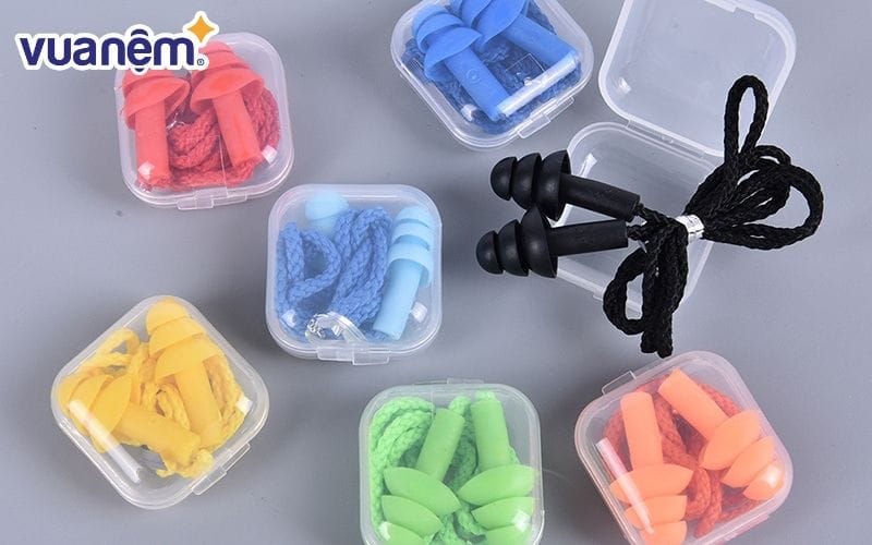 Loại bỏ tiếng ồn bằng nút bịt tai hoặc tai nghe chống ồn