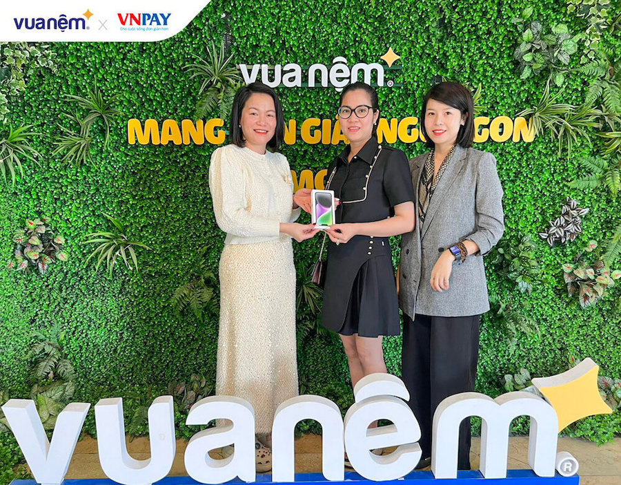 Vua Nệm & VNPay trao giải thưởng đặc biệt là chiếc IP14 đến khách hàng may mắn