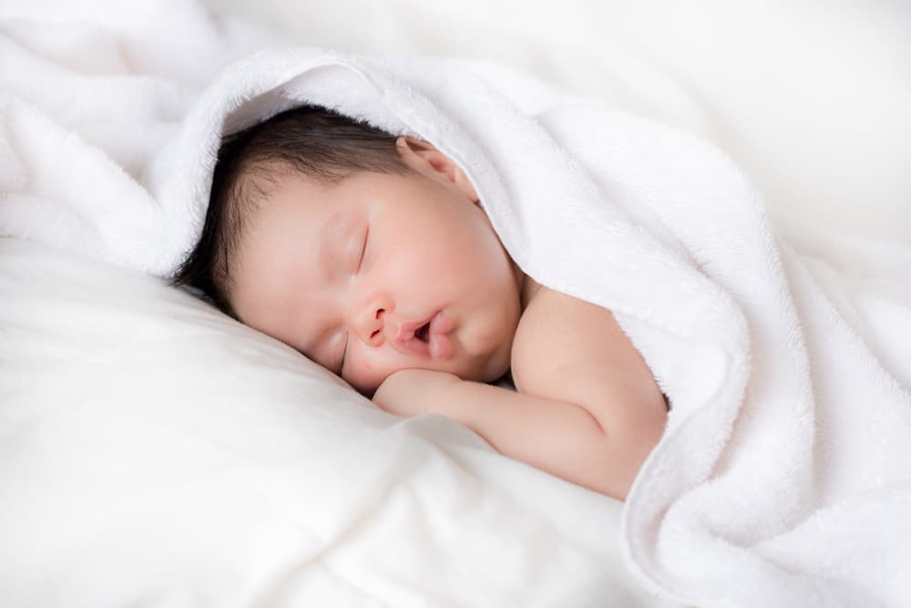 trẻ sơ sinh chép miệng khi ngủ