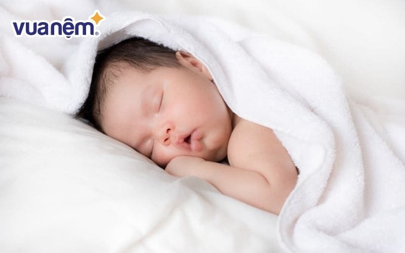 Trẻ chép miệng khi ngủ có thể do đói bụng