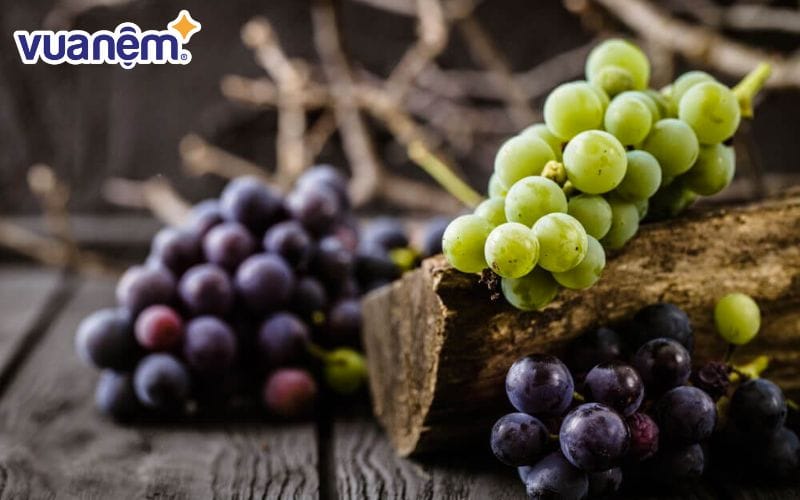 Rửa sạch nho để đảm bảo loại bỏ bụi bẩn, hóa chất trước khi ăn