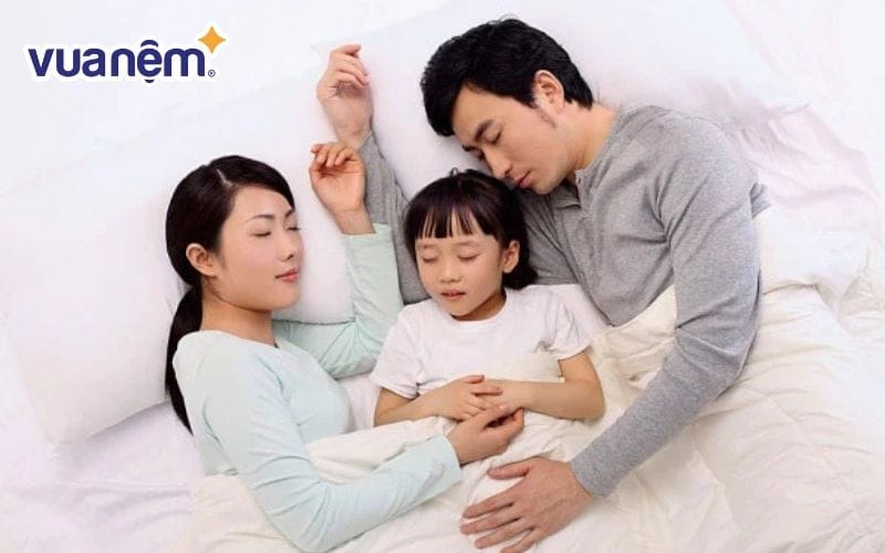 Bố mẹ sẽ mất đi không gian riêng tư vốn có của mình khi cho trẻ ngủ chung