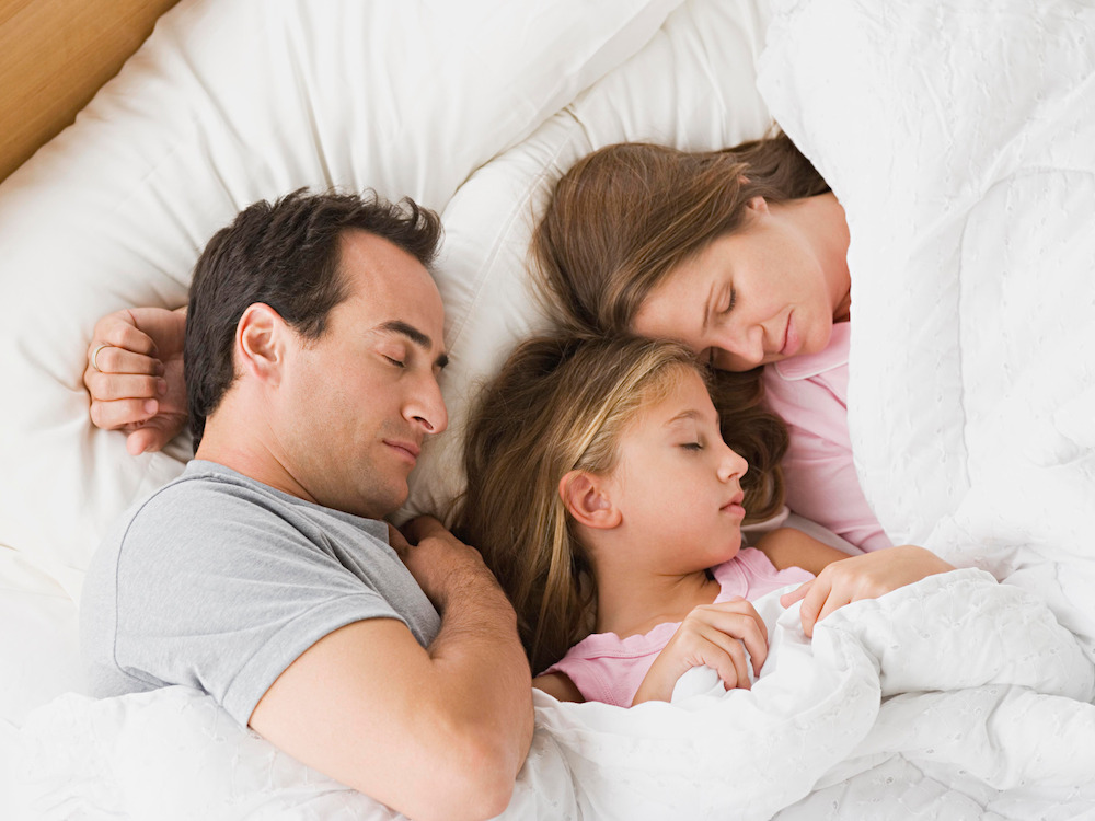Bố mẹ sẽ mất đi không gian riêng tư vốn có của mình khi cho trẻ ngủ chung