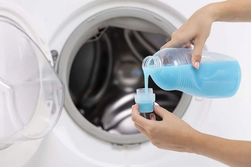 cách cho bột giặt và nước xả vào máy giặt không khay chứa