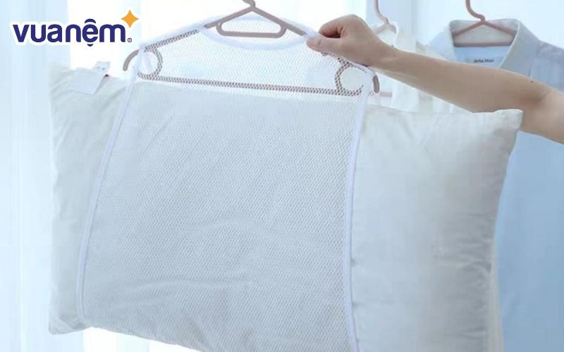 Phơi ruột gối ở nơi có nhiều ánh nắng mặt trời