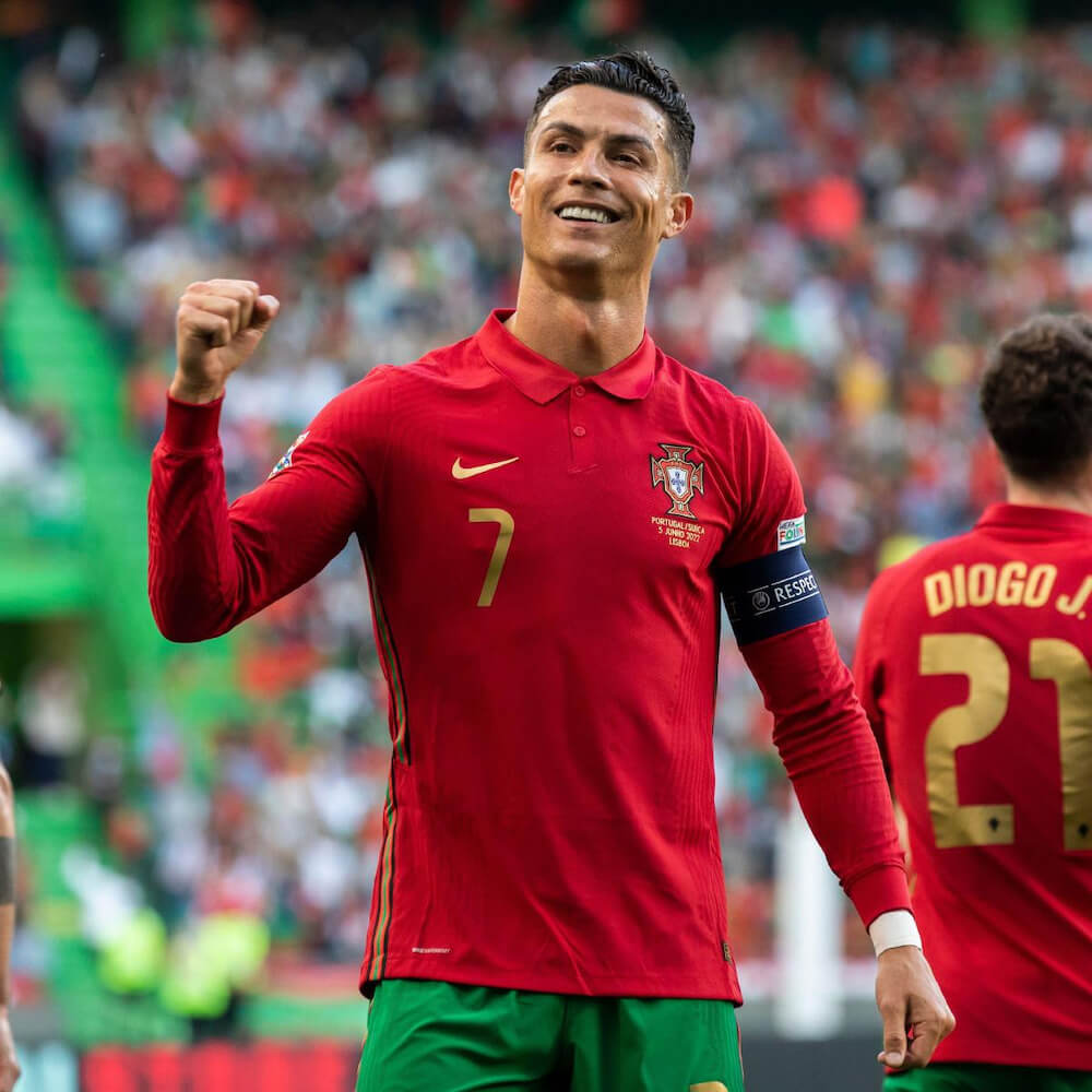 CR7 tiếp tục lọt vào top 3 cầu thủ giàu có nhất hành tinh