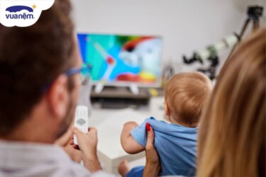 Có nên cho trẻ sơ sinh xem ti vi