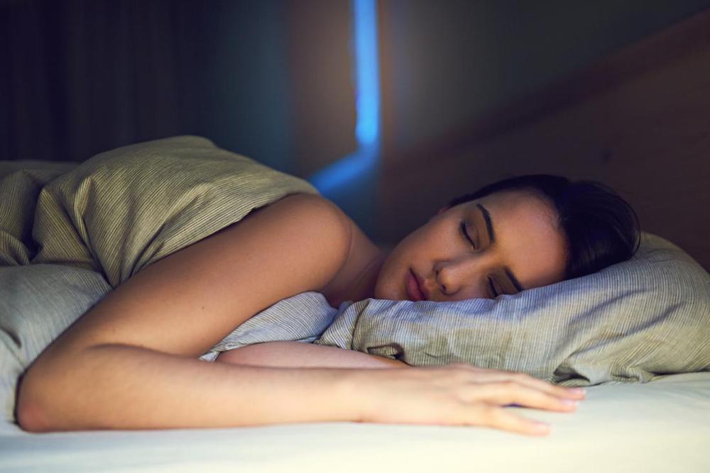 Giấc ngủ REM đặc trưng bởi chuyển động mắt nhanh và não hoạt động mạnh