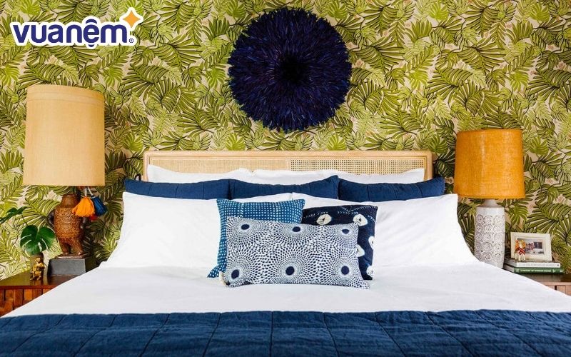 Gối vuông trong khách sạn dùng để kẹp giữa 2 chân khi ngủ