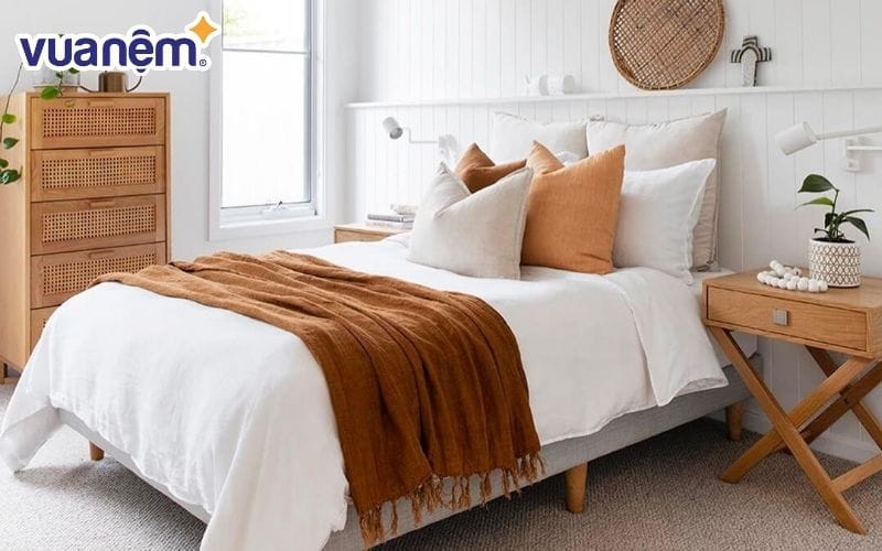 Gối vuông trong khách sạn dùng để ôm, tựa lưng